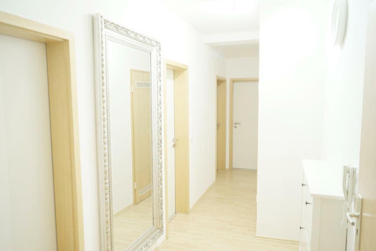 F10 Apartments Ulma Esterno foto